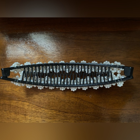 Elegant faux pearl hair clip that snaps closed. - Picture 2 of 3